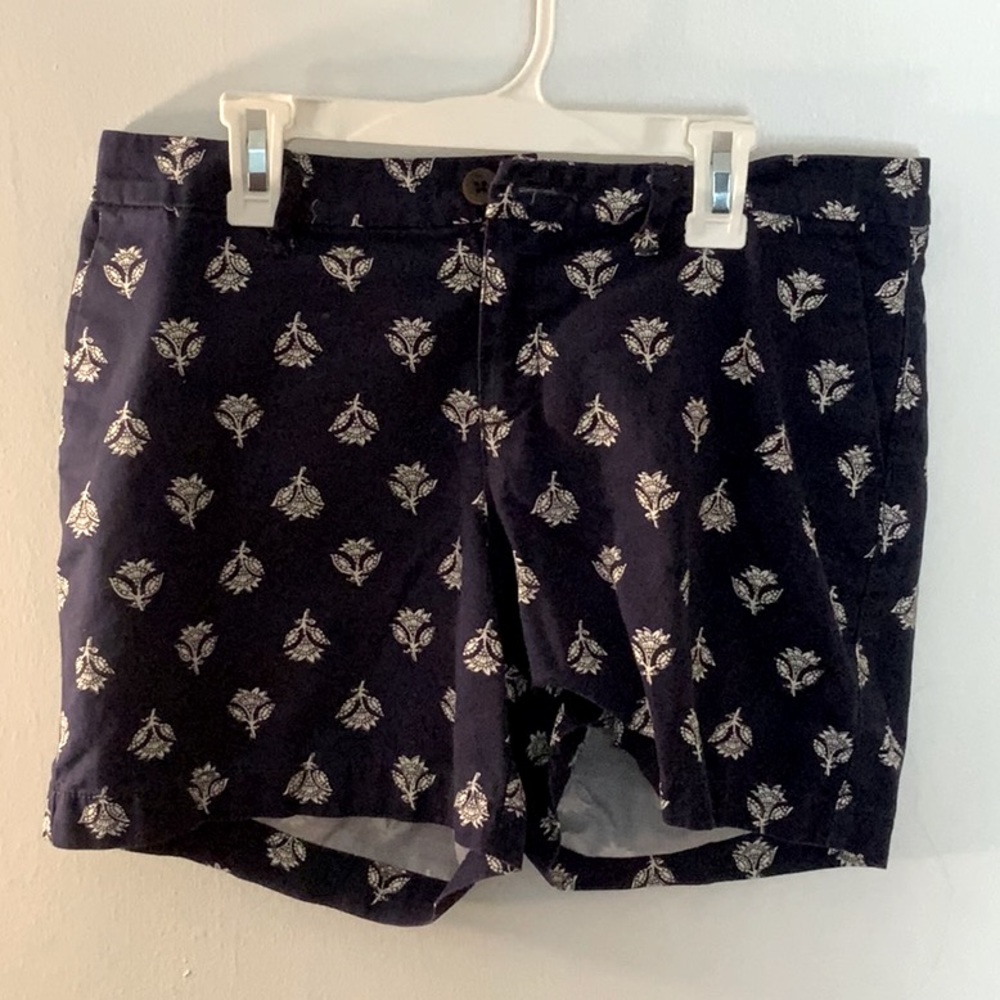 Blue flower print cargo shorts
